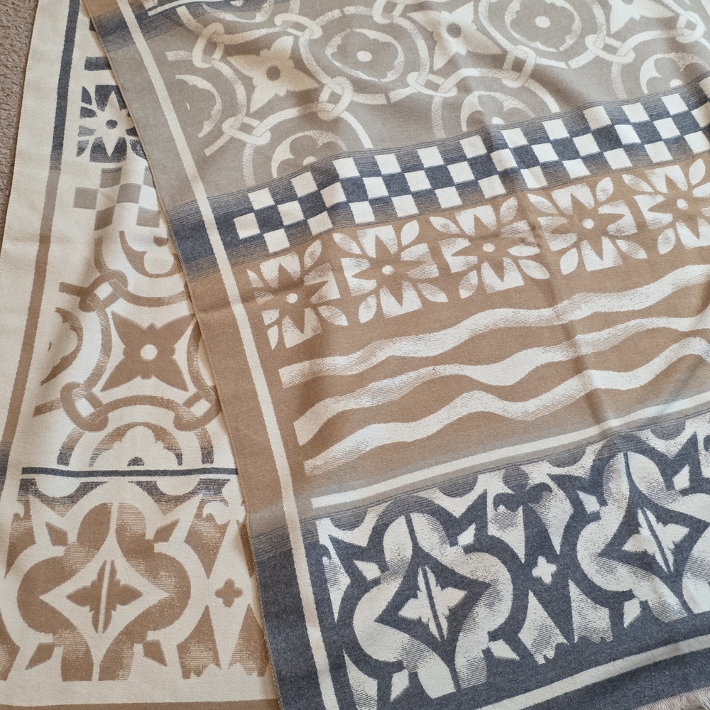 Geometric Pattern Lightweight Women’s Scarf in Beige and Gray